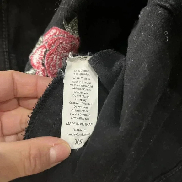 LuLaRoe Harvey Size XS Rose Floral Embroidered Jean Jacket Denim Western Boho - Picture 6 of 7